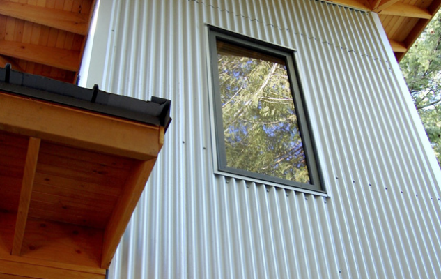 metal-siding-metallic-silver-detail