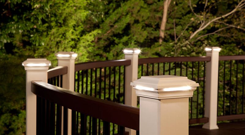 trex-deck-lighting-transcend-spiced-rum-curved-rail-classic-white-post-cap-light