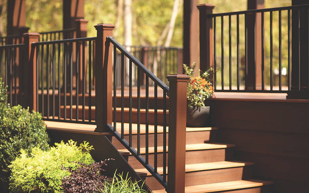 transcend-decking-signature-railing-tiki-torch-stair